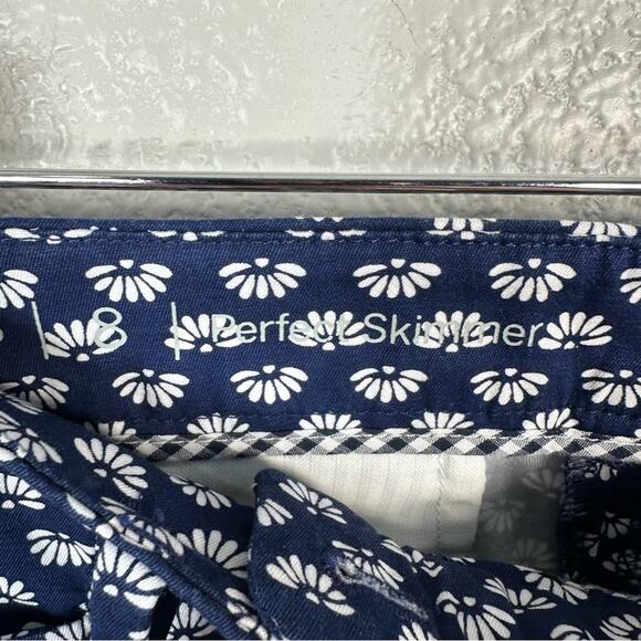 Talbots NWT Women’s Perfect Skimmers Slim Fit Crop Capri Pant in Navy Floral 8 - Picture 4 of 10